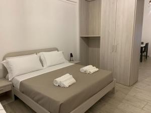 um quarto com uma cama com duas toalhas em Elena Casa Vacanze 1 em San Donato di Lecce