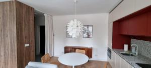 華沙的住宿－EMILY STUDIO，厨房配有白色的桌子和白色的桌子。