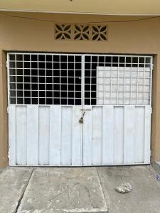a garage door with a gate in a building at Departamento familiar & empresarial in Machala