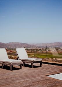 2 Liegestühle auf einer Terrasse mit Aussicht in der Unterkunft Casa Anlu in Valle de Guadalupe