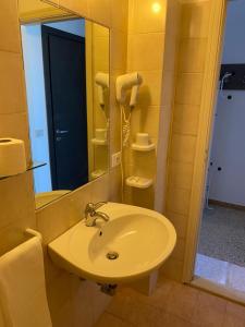 Koupelna v ubytování GFH - Hotel Spiaggia D'Oro