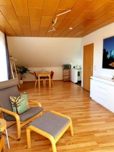 een woonkamer met een bank en een tafel bij Casa Blanca in Niestetal