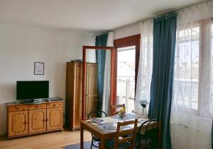 Televízia a/alebo spoločenská miestnosť v ubytovaní CasaLara-Cozy Nest Near Buda Castle