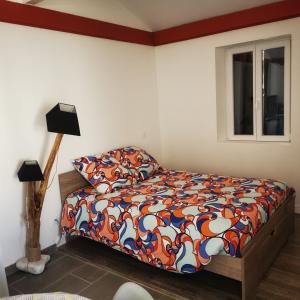 Tempat tidur dalam kamar di Studio meublé et équipé avec jardin et terrasse privée