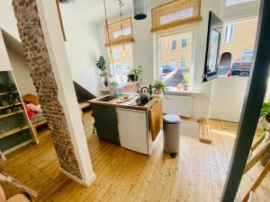 TV a/nebo společenská místnost v ubytování Tiny Beachhouse