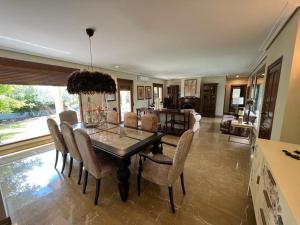 a dining room with a table and chairs at Villa Ca Toni in Alicante