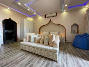 Casa d'Or Dahab PALAZZO في دهب: غرفة معيشة مع أريكة كبيرة في منتصفها