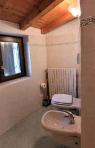 Koupelna v ubytování Il nido in montagna Mountain Lake Iseo Hospitality