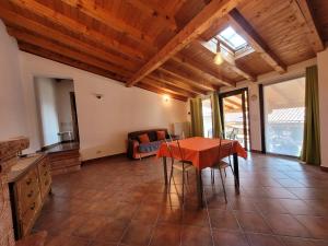 A seating area at Il nido in montagna Mountain Lake Iseo Hospitality