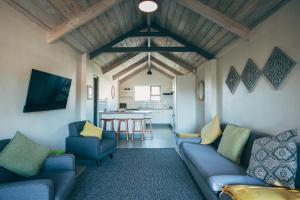 Χώρος καθιστικού στο Lakeside Mountain Loft