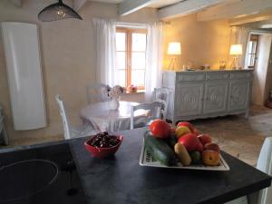 內韋的住宿－Chaumière typique proche plage 1-4pers Ty Plouz，厨房里的柜台上放一盘水果