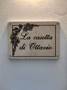a sign on a wall that says la casita at oulum at La casetta di Ottavio in Castellana Grotte