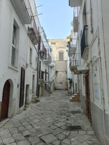 an alley in an old town with buildings at La casetta di Ottavio in Castellana Grotte