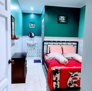 1 dormitorio con 1 cama y baño con lavamanos en Villa Raung Indah Tretes, en Prigen