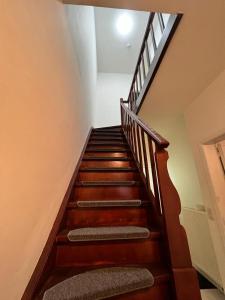 安特衛普的住宿－Ganha holiday house，房屋内带木楼梯的楼梯