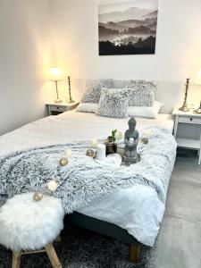 een slaapkamer met een bed met een dienblad met eten erop bij Apartmány Ellie in Znojmo