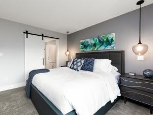 Giường trong phòng chung tại Beautiful 2 bedroom town home in Sunrise Ridge +35 ảnh