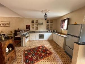 Majoituspaikan Cheerful 4-bedroom home in mirleft keittiö tai keittotila