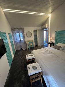 - une chambre avec un grand lit et 2 tables dans l'établissement Podgora Experience Suite with jacuzzi, à Nerezine