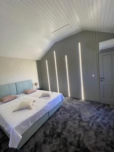 Podgora Experience Suite with jacuzzi tesisinde bir odada yatak veya yataklar