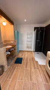 Habitación con baño con aseo y lavamanos. en Chez Loulou - La suite, en Lainsecq