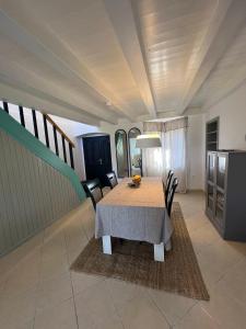 Televisyen dan/atau pusat hiburan di Podgora Experience Suite with jacuzzi