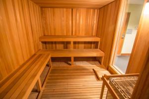 eine leere Sauna mit Holzwänden und Holzböden in der Unterkunft A214 Studio Standard View in Oakland