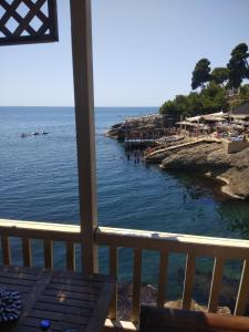 - Balcón con vistas a la playa en Accommodation Milla, en Ulcinj