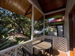un porche con mesa y sillas en Los Gavilanes Hotel, en Pucallpa