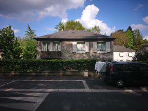 une voiture garée dans un parking en face d'une maison dans l'établissement maison individuel proche des châteaux et Amboise avec jardin clos, à Pocé-sur-Cisse