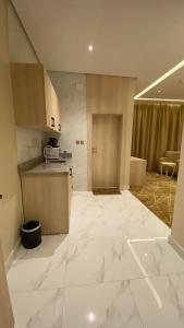 - une cuisine avec un sol en marbre blanc dans l'établissement وابل للوحدات السكنية, à Abha