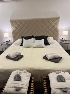- une chambre avec un grand lit et des serviettes dans l'établissement Podgora Experience Suite II, à Nerezine