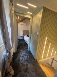 Postel nebo postele na pokoji v ubytování Podgora Experience Suite II