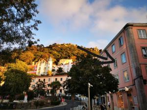 un edificio con una collina sullo sfondo di Sintra Design Apartment a Sintra