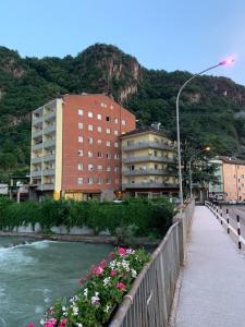een stad met een rivier en gebouwen en bloemen bij Bozen - voll ausgestattet, optimale Lage in Bolzano