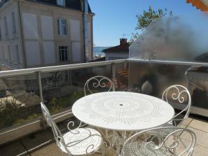 a white table and chairs on a balcony at Appartement hyper centre Arcachon in Arcachon