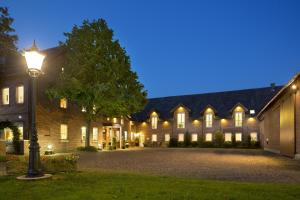 ein Gebäude mit Straßenbeleuchtung davor in der Unterkunft Landhotel Bartmann in Sendenhorst