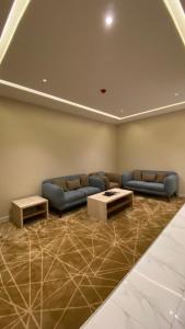 Sala de estar con sofás y mesa de centro en وابل للوحدات السكنية en Abha