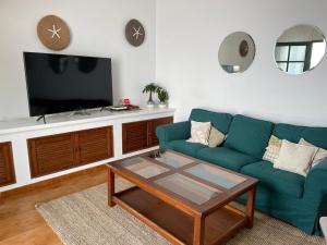 TV a/nebo společenská místnost v ubytování Apartamento Amura en Playa de Las Cucharas