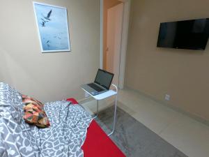 Et tv og/eller underholdning på Apart. Acolhedor na Praia de Itapuã