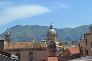 a view of a city with mountains in the background at Appartamenti Vittorio Emanuele in Palermo