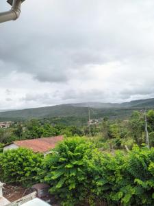 a view of the mountains from the roof of a house at apartamento 2 da Cintia in Lençóis