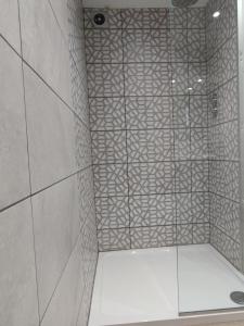 La salle de bains est pourvue d'une douche avec une porte en verre. dans l'établissement Seashells, à Bridlington