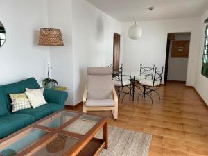 Posezení v ubytování Apartamento Amura en Playa de Las Cucharas