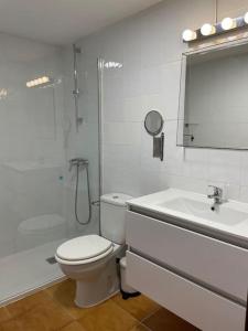 Koupelna v ubytování Apartamento Amura en Playa de Las Cucharas + 19 fotografií
