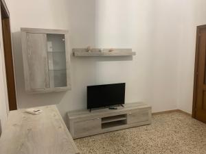 A television and/or entertainment centre at Elena Casa Vacanze 2