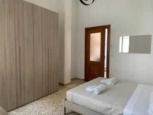 A bed or beds in a room at Elena Casa Vacanze 2