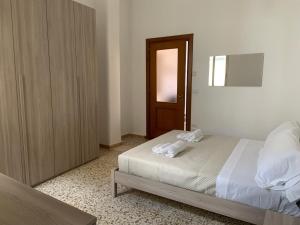 A bed or beds in a room at Elena Casa Vacanze 2