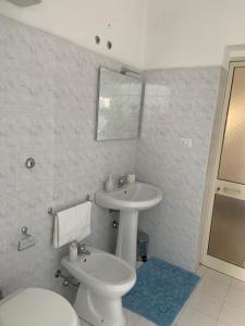 Bathroom sa Elena Casa Vacanze 2