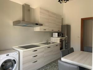 A kitchen or kitchenette at Elena Casa Vacanze 2